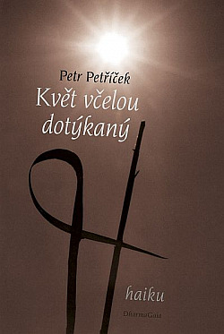 Květ včelou dotýkaný - haiku