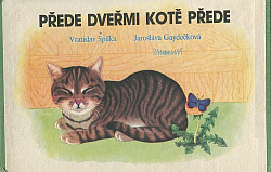 Přede dveřmi kotě přede