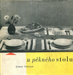 U pěkného stolu